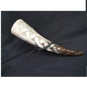 Un cuerno de beber vikingo natural se suele fabricar con cuerno de búfalo o cuerno de vaca de alta calidad. Estos cuernos - Product Image 1