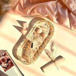 Plateau de service rond en résine bleue et blanche de qualité supérieure avec des paillettes argentées, style géode, plateau en agate avec poignées en métal doré - Product Image 5