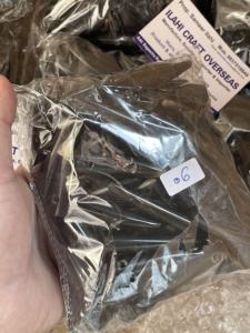 Boutons à bascule en corne polie à 2 trous, durables et écologiques, en gros pour la Saint-Valentin et les fabricants de vêtements de graduation - Product Image 1