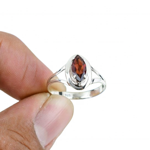 Anillo de Eternidad de Plata de Ley 925 con Baño de Rodio, con Cabujón de Granate, Hecho a Mano, Joyería Fina de Moda - Product Image 1