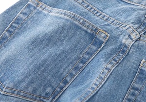 Jean mom taille haute bleu clair pour femme, coupe slim, jambe droite, en denim, avec cinq poches et ourlet retroussé - Product Image 4