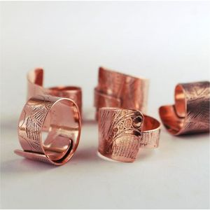 Anillo Terapéutico de Cobre Puro Hecho a Mano con Motivo de Hoja de Pluma Grabado en la Superficie, Banda Ancha y Resistente - Product Image 1