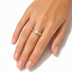 Bague de fiançailles de luxe en or massif 10K 14K, à bande épaisse, avec diamant moissanite de laboratoire rond brillant et motif côtelé doré - Product Image 5