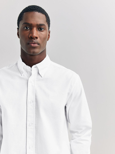 Chemise habillée blanche en coton pour homme, couleur unie, col rabattu, manches longues, infroissable, style formel, idéale pour le printemps - Product Image 3