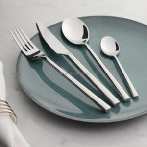 Elegante juego de cubiertos de metal para mesa de comedor con acabado Premium perfecto para uso doméstico en cocina y restaurante - Product Image 1
