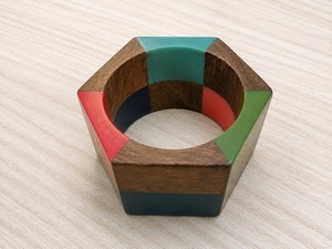 Anneau de serviette en bois géométrique avec design multicolore, décoration de table moderne pour fête, largeur 5 cm, durable - Product Image 1