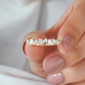 Anillo de media eternidad Zig Zag Band minimalista con diamantes de corte esmeralda VS1 cultivados en laboratorio, oro macizo de 14K, joyería para ocasiones especiales para mujer - Product Image 1