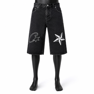 Shorts en jean noir pour homme en coton biologique, logo imprimé sur le devant, coupe ample, longueur genou, style streetwear décontracté, haute couture - Product Image 1