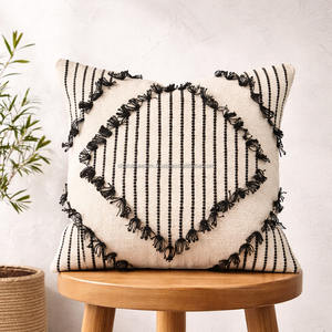 Housse de coussin en coton style bohème pour la maison, motif losanges noir et blanc, pour salon, par le fabricant de housses de coussin bohèmes - Product Image 1