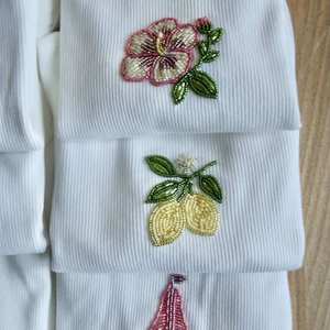 Top de Tirantes Bordado a Mano con Cuentas, Diseño Floral Intrincado y Elegante Estilo sin Mangas - Product Image 3