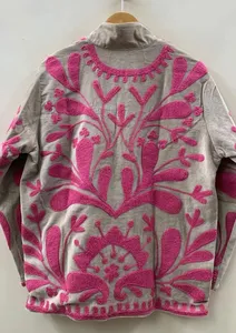 เสื้อแจ็คเก็ตกำมะหยี่ปักมือสำหรับผู้หญิง ดีไซน์เนอร์ ลายดอกไม้สีชมพูสด ปักลายครูเวลและซูซานีบนผ้ากำมะหยี่สีเบจอ่อน - Product Image 2