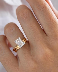 แหวนมินิมอลทอง 14K สองสี ประดับมอสซาไนต์ทรงเหลี่ยมมรกต 4 กรงเล็บ ขนาด 2 มม. แหวนแต่งงานทันสมัย - Product Image 1