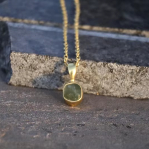 Pendentif en péridot brut, pierre de naissance d'août, argent sterling 925 plaqué or 14 carats, cristal de guérison, bijou délicat, cadeau - Product Image 1