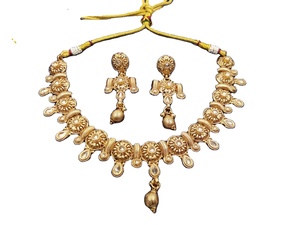 Parure Collier Ras-du-Cou Tendance en Laiton Plaqué Or Finition Florale Antique et Boucles d'Oreilles Assorties pour Femme, Cadeau Indien pour Fiançailles et Anniversaire - Product Image 3