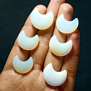 Ópalo Blanco Natural Brillante en Forma de Luna Creciente de 17 mm, Tallado a Mano, Gema Lisa, Precio al por Mayor para la Fabricación de Joyas - Product Image 1