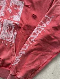 Sweat à capuche zippé court personnalisé pour homme, effet délavé vintage, détails vieillis, imprimé graphique sur la manche, streetwear premium - Product Image 4