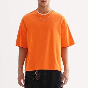 เสื้อยืดคอตตอนทรงโอเวอร์ไซส์แบบดรอปโชว์เดอร์ น้ำหนักเบา สวมใส่สบาย พิมพ์โลโก้ได้ ทรงบ็อกซี่ ตัดเย็บแบบครอป สไตล์สตรีทแวร์ สำหรับผู้ชาย - Product Image 1