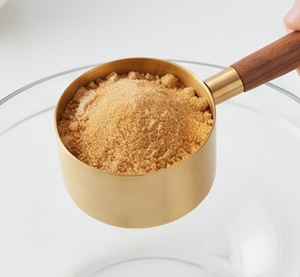 Tasses à mesurer élégantes en laiton avec poignées en bois, outils de mesure en métal parfaits pour une cuisson et une pâtisserie précises - Product Image 6