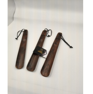 Chausse-pied en bois artisanal écologique, gravé, forme rectangulaire, manche long pour un usage facile, design moderne à suspendre au mur - Product Image 2