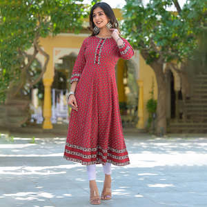 Kurta Anarkali de Algodón Color Granate con Estampado Floral para Mujer, Cuello Redondo, Mangas Tres Cuartos, Diseñada para Uso Casual Étnico Global - Product Image 4
