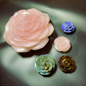 Magnifique petite fleur de quartz rose en pierre précieuse naturelle sculptée à la main pour la méditation, le Feng Shui et la décoration intérieure, en gros - Product Image 6