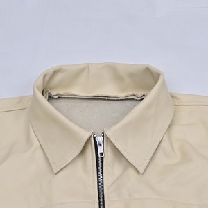 เสื้อแจ็คเก็ตทำงานผู้ชายสีเบจ หนัง PU ราคาส่งถูก พร้อมซิป ปิดคอปกแบบพับได้ ทรงปกติ สไตล์ฤดูใบไม้ร่วง รับผลิตแบบ OEM - Product Image 5