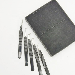 Juego de Pinzas para Extensión de Pestañas con Diseño Inclinado Personalizado, Acero Sostenible con Recubrimiento de Polvo Negro, Accesorios para Pestañas, Pinzas de Agarre - Product Image 5