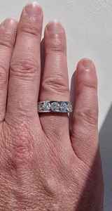 Bague unisexe en argent 925 véritable avec cinq pierres de moissanite scintillante taille ronde, idéale pour mariage ou comme surprise pour la mariée - Product Image 4