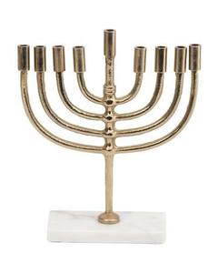 Elegante Candelabro Menorah Clásico Dorado con Diseño de Brazos Equilibrados, Pieza Decorativa Festiva - Product Image 3