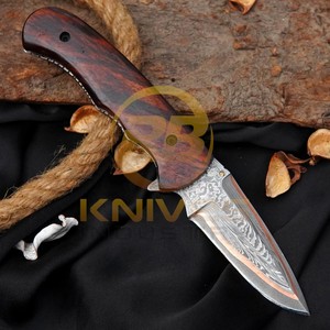 Couteau pliant en acier Damas cuivré avec manche en bois de rose, embout en laiton, lame à pointe de lance et étui en cuir - Product Image 2