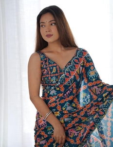 Sari traditionnel KV en rayonne bleu marine imprimé, infroissable et à séchage rapide, pour occasions de fête, avec chemisier non cousu pour femme - Product Image 2