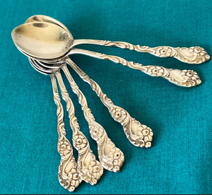 Juego de 6 Cucharas de Té de Acero Inoxidable con Diseño Floral Vintage, Acabado Espejo, Cucharas de Postre de Lujo en Acero Inoxidable Dorado Vintage - Product Image 1