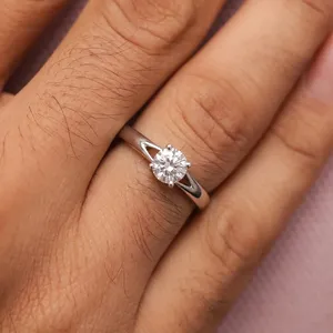 Bague solitaire en or blanc à coupe ronde au design tendance avec diamant de laboratoire pour homme, plaqué or 10/14/18 carats, certifié IGI - Product Image 5