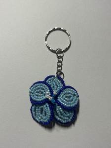 Magnifique porte-clés perlé de créateur avec broderie filigranée pour les boutiques et commerces de détail - Product Image 3