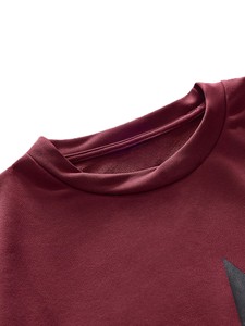 Fabricant de maillots de football américain sur mesure en bordeaux épais, imprimé étoile noire, haut oversize pour homme, streetwear en gros - Product Image 4