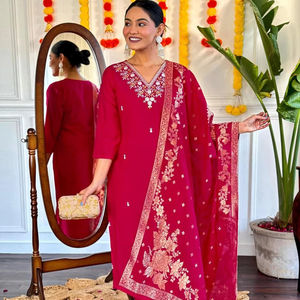 À la mode couleur rouge léger col en V broderie Diwali & Holi spécial Viscose chanderi soie fantaisie Kurti & Pent avec ensemble Dupatta - Product Image 3