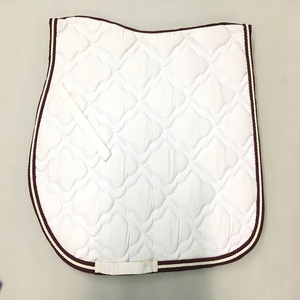 Tapis de selle de dressage blanc avec bordure marron, coque en coton matelassé, doublure en polaire, pour l'équitation, fabriqué par le fabricant Riding House, Kanpur, Inde - Product Image 1