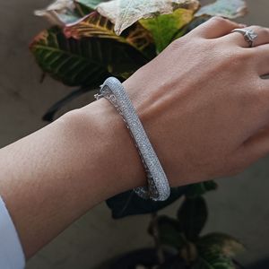 กำไลข้อมือเงินแท้ 925 รุ่น Revalia ลายฉลุกว้างประดับเพชร ชุบเงิน ดีไซน์โรแมนติกสไตล์วินเทจ สำหรับผู้หญิง - Product Image 1