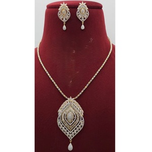 Ensemble de pendentifs de luxe en laiton finition or blanc avec longues boucles d'oreilles et pierres de zircon pour les mariages et les fiançailles des femmes - Product Image 1