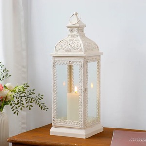 Lanterne en fer blanc avec découpes complexes pour la décoration de la maison - Product Image 3
