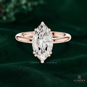 Bague solitaire minimaliste en diamant taille marquise, avec serti en panier de soutien central, et halo caché sur une bague massive pour femme - Product Image 2