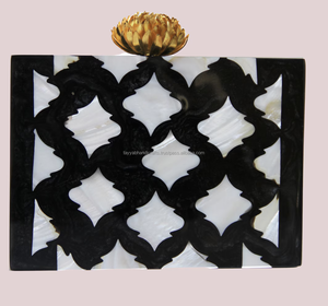 Bolso de Mano de Resina con Diseño de Amor, Modelo Artificial, para Bodas y Eventos, Hecho a Mano y Esculpido en India - Product Image 2