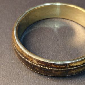 Bracelet en os de style antique à patine foncée avec incrustation en laiton tressé – Bracelet artisanal tribal rustique – Finition vintage - Product Image 4