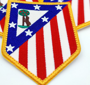 Badges brodés personnalisés par le fabricant, patchs brodés sur mesure en tissu, pièces coupées, badges brodés thermocollants pour vêtements - Product Image 1