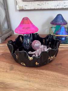 Bol décoratif artisanal en résine époxy noire, bronze et cuivre, design géode, taille moyenne - Product Image 6