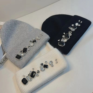 Bijoux personnalisables faits à la main en acrylique, logo personnalisé, embellissements en cristal, bonnet en tricot côtelé avec strass en cristal - Product Image 5