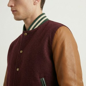 Chaqueta Universitaria Borgoña para Hombre con Mangas en Contraste Color Bronceado, Cuello con Rayas Acanaladas, Cierre de Botones a Presión, Corte Regular, Ropa Exterior Universitaria - Product Image 5