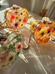 Sculpture de table en résine de fleurs naturelles en forme de cœur, écologique, décoration d'intérieur, cadeau fait main pour mariage et Saint-Valentin - Product Image 4