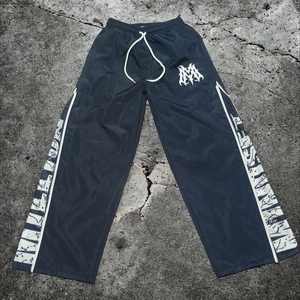 Pantalones de chándal holgados de pierna ancha ajustables con logotipo bordado, ropa de calle personalizada, pantalones de chándal de nailon atléticos para hombre en blanco Retro Unisex - Product Image 3