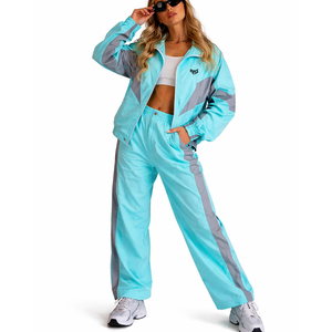 Conjunto Deportivo para Mujer en Turquesa con Bloques de Color Gris, Manga Larga, Cintura Elástica y Bolsillos Laterales - Product Image 1